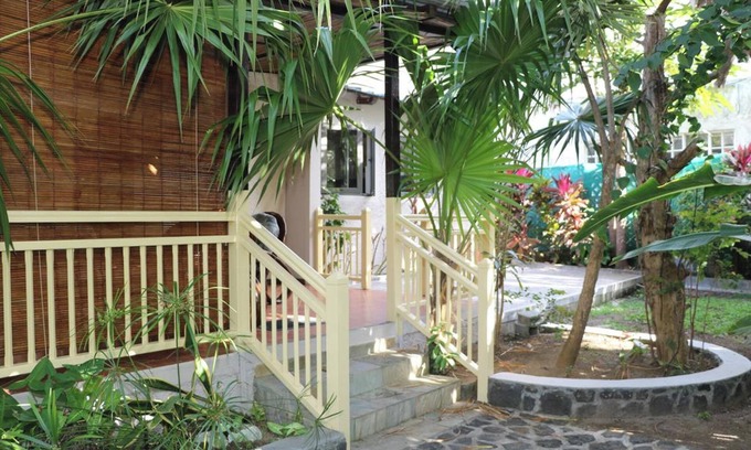 Blue Bay House | Homerez - Cosy House in Blue Bay with Private Parking and Terrace