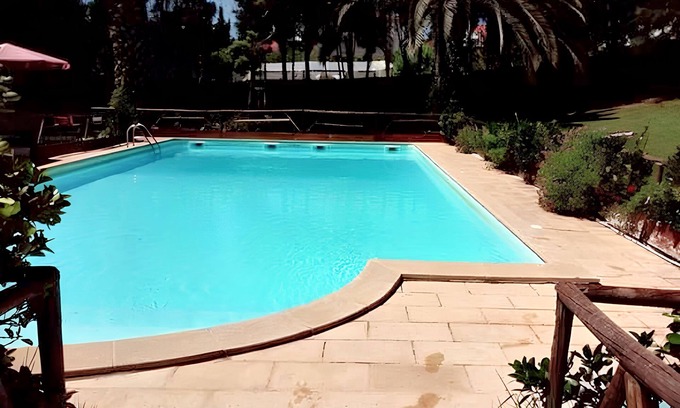 Carvalhal Benfeito House | Homerez - Cozy House with Pool in Carreiras, 25m²