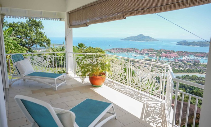 Zig Zag Ward Apartment | Homerez - Elegant apartment in Les Mamelles