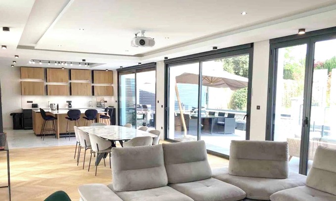 Saint-Brice-sous-Foret Villa | Homerez - Big villa for 12 ppl. with swimming-pool at Saint-Brice-sous-Forêt