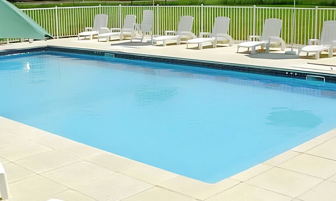 Saint-Vincent-la-Chatre House | Homerez - House with pool in St-Vincent-la-Châtre