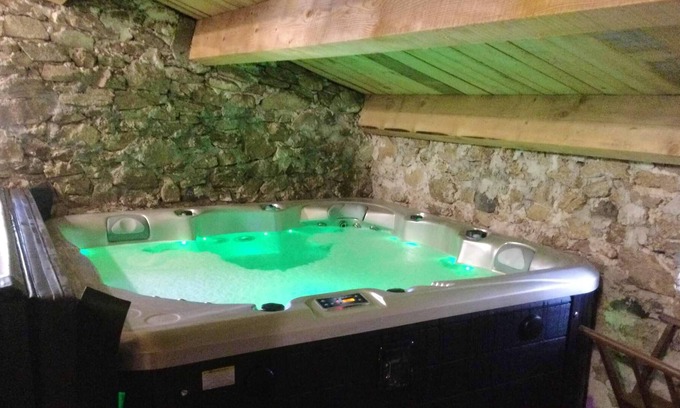 Lanarce House | Homerez - House 800 m away from the beach for 6 ppl. with sauna and jacuzzi