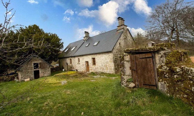 Chaumeil House | Homerez - House in Chaumeil with Fireplace