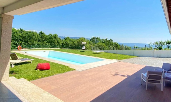 Vila Verde Villa | Homerez - Large villa for 9 pers. with pool and garden in São Miguel do Prado