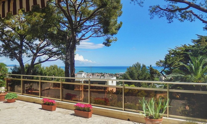 Bastide Giraud Apartment | Homerez - Modern Appt Villeneuve