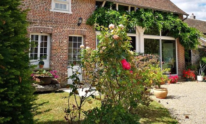 Le Vaudreuil House | Homerez - Nice house for 6 ppl. with garden and terrace at Le Vaudreuil