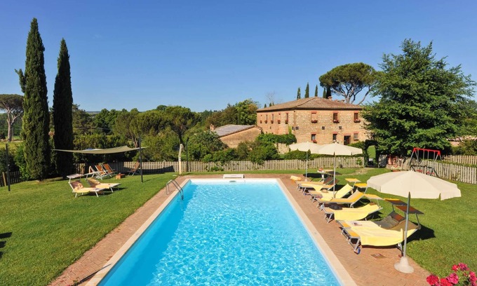 Monteroni d'Arbia Villa | Homerez - Spacious Villa in Monteroni d'Arbia with Pool