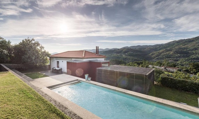 Vilar House | Homerez - Spacious house with pool and mountain view in Travassós