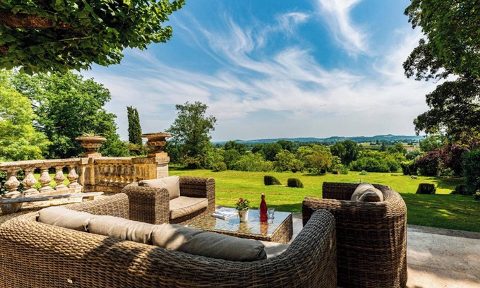 Castelmoron-sur-Lot Villa | Homerez - Villa in Castelmoron-sur-Lot