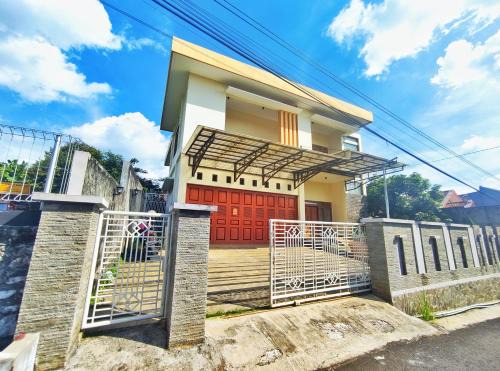 Semarang House | Homestay Parikesit Rent Full House