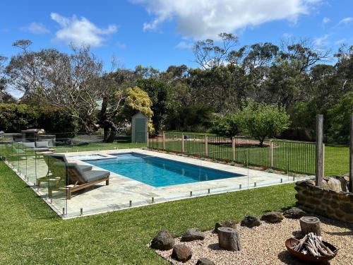 Wallington Apartment | Homestead Loft retreat Heated Pool, Spa, Basketball court, Spa bath in loft