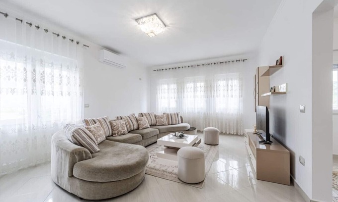 Lazarat Apartment | Hometown Apartment by PikHost