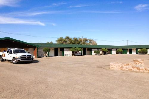 Lakin Hotel | HomeTown Inn By OYO Lakin, KS