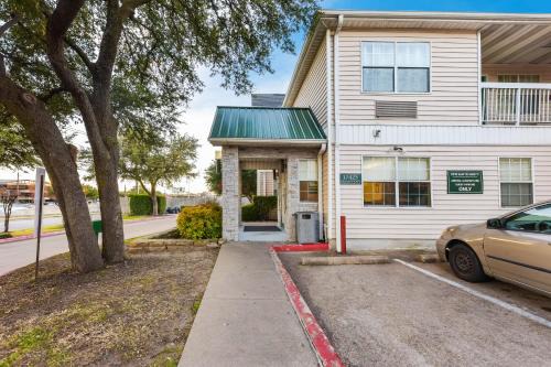 Far North Dallas Hotel | HomeTowne Studios by Red Roof Dallas - North Addison - Tollway
