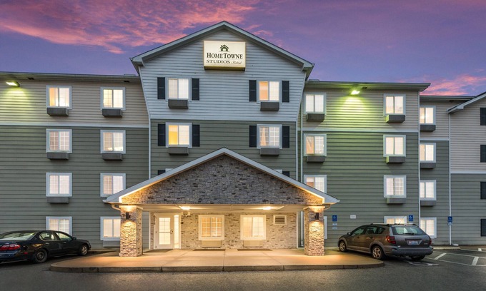 Columbus Hotel | HomeTowne Studios by Red Roof Columbus