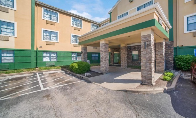 Airport Township Hotel | HomeTowne Studios by Red Roof St. Louis - Airport/N Lindbergh
