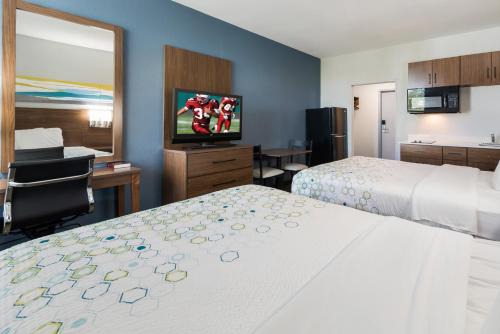 Newport News Hotel | HomeTowne Studios by Red Roof Newport News - Hampton West