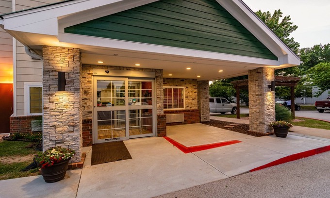 Bentonville Hotel | HomeTowne Studios & Suites by Red Roof Bentonville