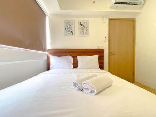 Cikarang Apartment | Homey 2BR with Work Space at Meikarta Apartment By Travelio