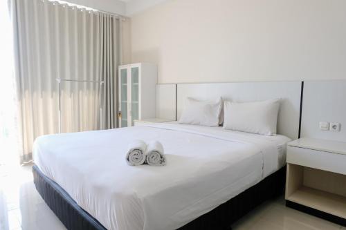 Dago Apartment | Homey and Cozy Studio Apartment at Dago Suites By Travelio