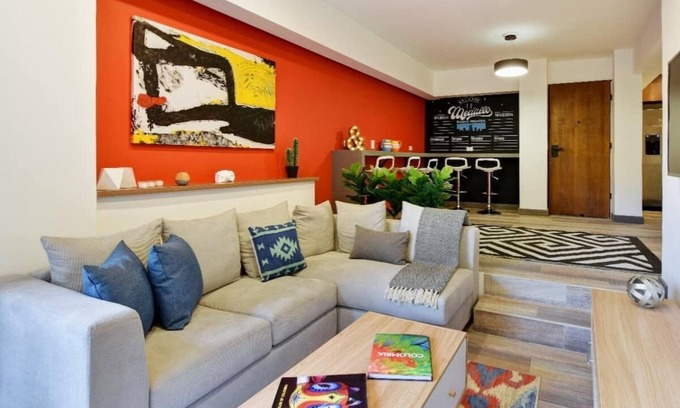 La Florida Apartment | Homey Atmosphere 3BR Flat steps from Provenza with A/C