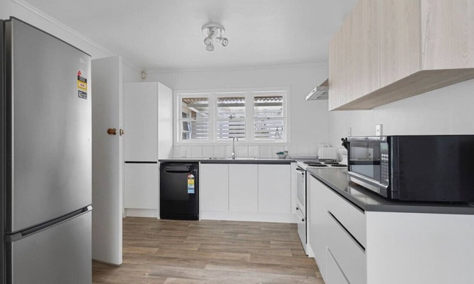 Papatoetoe House | Homey Hideaway 3 BR w Parking , Wi-fi and Netflix