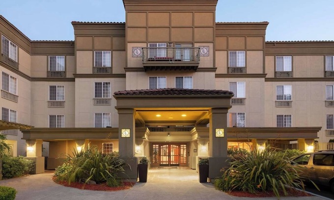 Renton House | Homey Suite Perfect for Couples' Getaway Near Downtown Seattle, Free Parking!