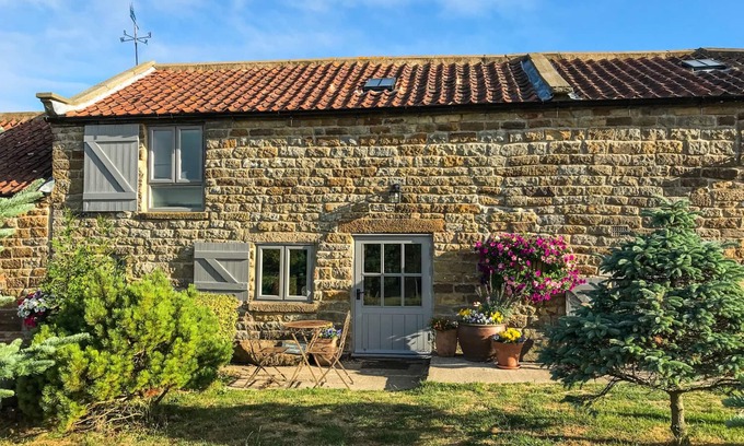 Staintondale Cottage | HONEY BEE COTTAGE, pet friendly, with open fire in Staintondale