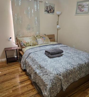 Lower Vailsburg House | Honey queen room 5