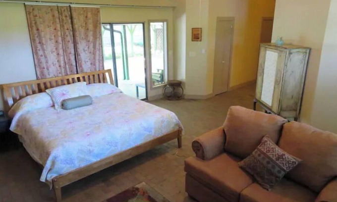 Alpine Apartment | Honey's Suite at The Sage Guesthouse formerly the 19th Hole