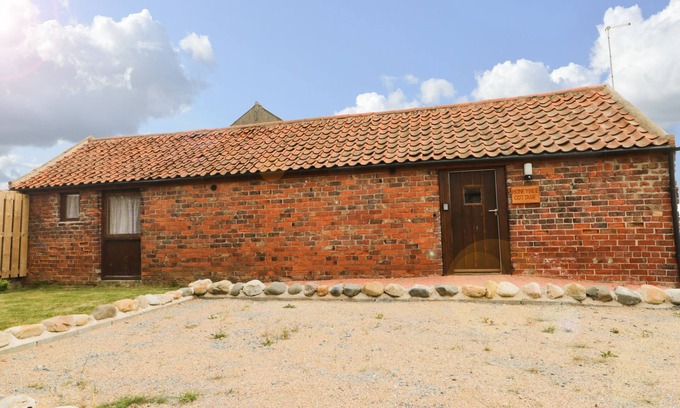 Winestead Cottage | HONEYBEE COTTAGE, pet friendly, with a garden in Withernsea