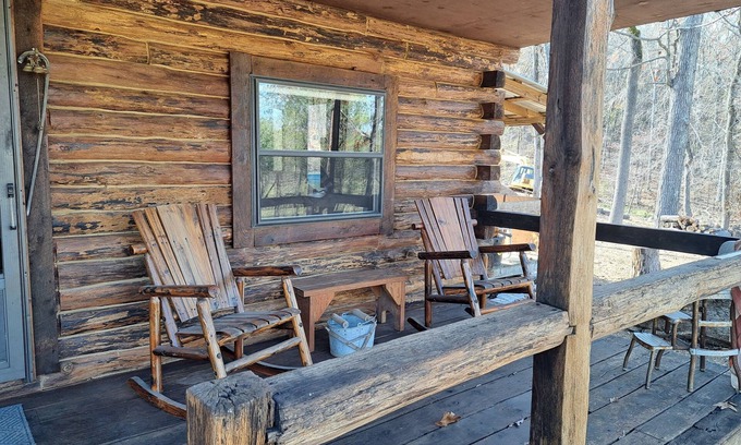 Hardy Cabin | HONEYCOMB HIVE. Secluded cabin in the woods, 1.5 miles to river and downtown