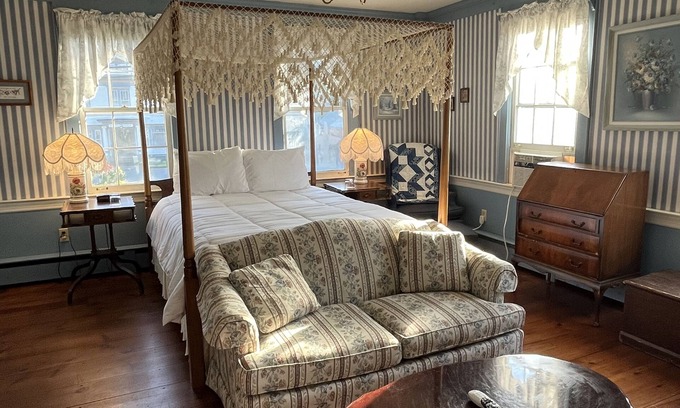Chester Bed & Breakfast | Honeymoon Suite with Jacuzzi Tub in Historic Inn