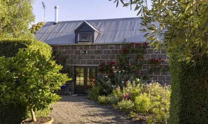 Kyneton House | HONEYSUCKLE BARN - A LUXE BARN IN A PRIVATE GARDEN