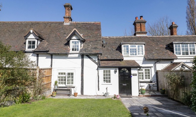 Lea Marston Cottage | HONEYSUCKLE COTTAGE, family friendly, with open fire in Lea Marston