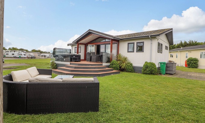 Kinmel Bay Cottage | HONEYSUCKLE LODGE, pet friendly, character holiday cottage in Towyn