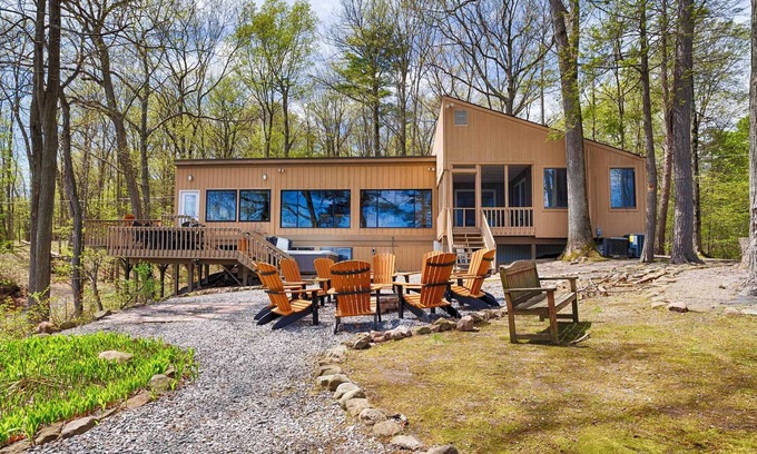 Valois House | Hook Wine & Sinker - Stunning 6 Bedroom Contemporary on Seneca Lake!