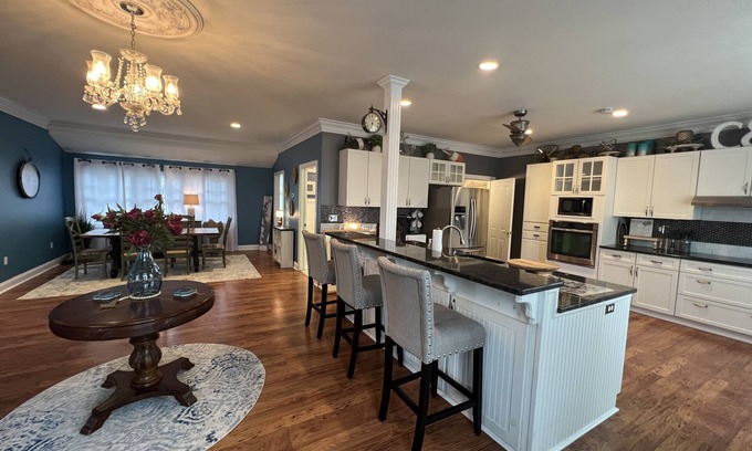 Chesapeake City House | Hook Wine & Sinker~sleeps 14 to 16 🚤 includes slip at Inn 🚤water views!