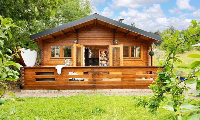 Broadwas Cottage | Hop Pickers Cabin - sleeps 4 guests in 2 bedrooms