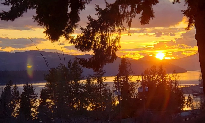 East Hope House | HOPE, IDAHO HOME Only One block from Lake Pend Oreille with GREAT lake views!