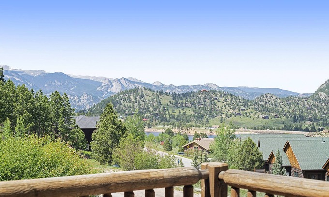Estes Park Condo | Horsetooth Peak 26C - 1 Br Condo - Jetted Bathtub - Lake and Mountain Views