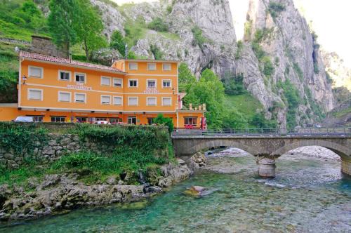 Camarmena House | Hostal Poncebos
