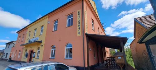 Kosetice House | Hostinské pokoje nad restaurací Košetice se společnou koupelnou, WC a kuchyňkou