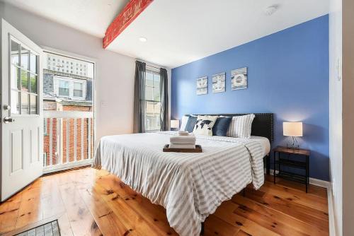 East Allegheny House | HostWise Stays - The "Row" House - Beautiful Space, Two King Beds