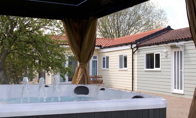 Dymock Cottage | # Hot Tub - 2 Bed Cottage - Supplement applies for more than 2 people