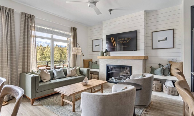 East Kootenay House | Hot Tub | 2 Min From Lake | Modern | Shuffle Board