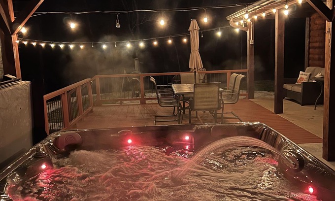 Smithville Cabin | Hot tub! 25-30 Minutes N of Broken Bow Lake! River View. High Speed Fiber Wifi!