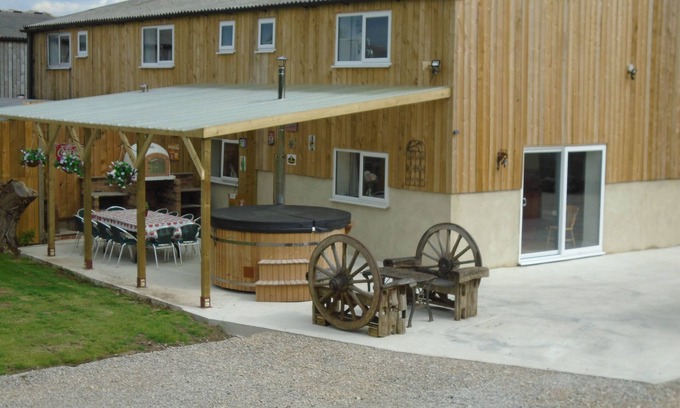 Ferrensby Cabin | hot tub accomodation for 12 6 bedrooms all on suite yorkshire