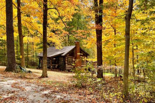 Nineveh House | Hot Tub and Deck Cabin Hideaway in Brown County
