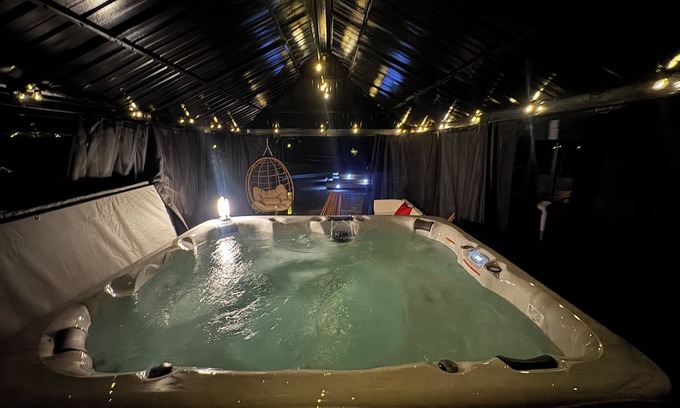 University Hills Apartment | Hot Tub and Pickleball Retreat with a Playground and a Garden